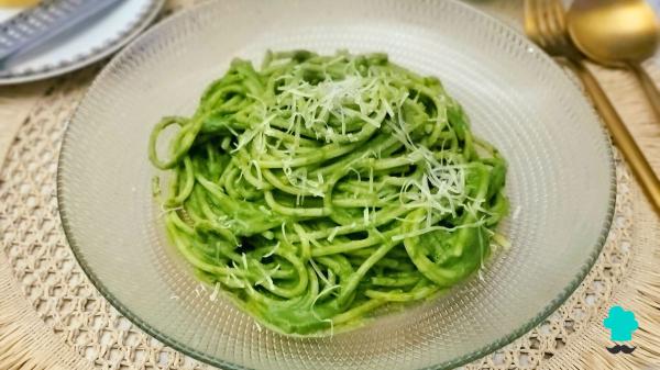 Recette de Spaghettis au pesto : l'astuce qu'on utilise en Italie pour les rendre crémeux - Étape 8