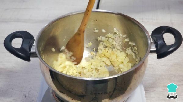 Recette de soupe aux lasagnes crémeuse et délicieuse que vous aurez envie de répéter : la version virale qui réinvente le classique italien - Étape 1
