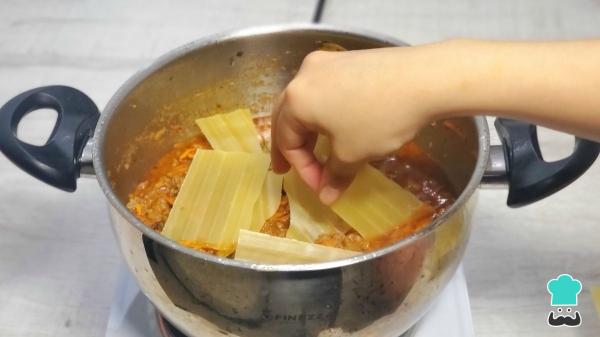 Recette de soupe aux lasagnes crémeuse et délicieuse que vous aurez envie de répéter : la version virale qui réinvente le classique italien - Étape 5