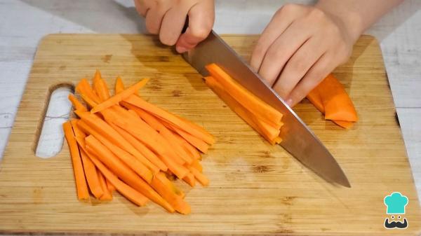 Recette de nouilles aux légumes et poulet : le sauté asiatique le plus simple, le plus savoureux et le plus coloré - Étape 2