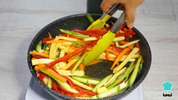 Recette de nouilles aux légumes et poulet : le sauté asiatique le plus simple, le plus savoureux et le plus coloré - Étape 6