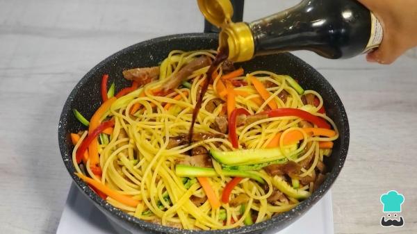 Recette de nouilles aux légumes et poulet : le sauté asiatique le plus simple, le plus savoureux et le plus coloré - Étape 7