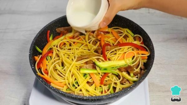 Recette de nouilles aux légumes et poulet : le sauté asiatique le plus simple, le plus savoureux et le plus coloré - Étape 8