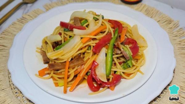 Recette de nouilles aux légumes et poulet : le sauté asiatique le plus simple, le plus savoureux et le plus coloré - Étape 9