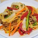 Recette de nouilles aux légumes et poulet : le sauté asiatique le plus simple, le plus savoureux et le plus coloré