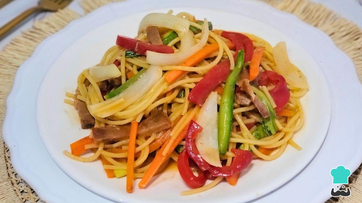 Recette de nouilles aux légumes et poulet : le sauté asiatique le plus simple, le plus savoureux et le plus coloré
