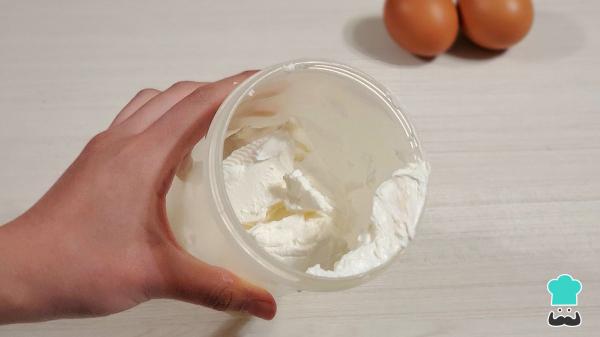 Recette de La pizza virale au fromage blanc, parfaite pour célébrer la Journée mondiale de la pizza - Étape 1