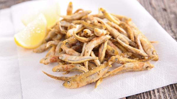 Les chefs andalous sont d'accord : « Le poisson frit n'est pas pané, il est plus croquant et juteux avec de la farine de blé, des pois chiches et de la farine spéciale pour la friture » - Pas beaucoup d'huile ni de friture longue : c'est ainsi qu'on obtient un poisson frit parfait.