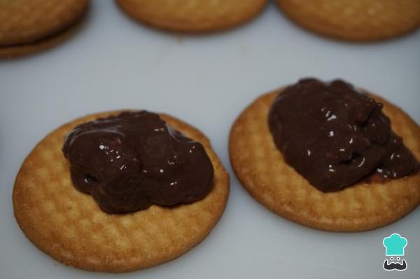 Recette de Biscuits Frits Farcis au Chocolat - Étape 4