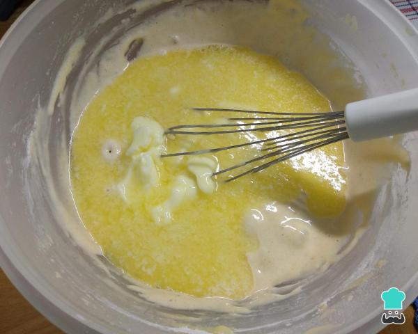 Recette de Cake aux Pêches sans Yaourt - Étape 2