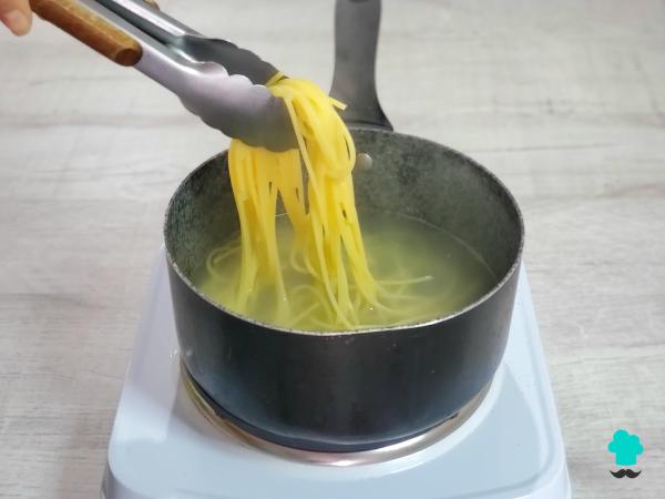 Recette des Spaghetti aux crevettes et champignons : un plat facile qui ressemble à un restaurant et qui se prépare en quelques minutes - Étape 1