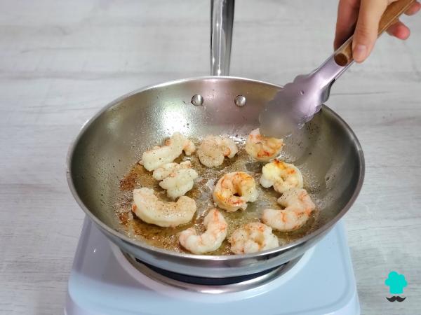 Recette Spaghetti aux crevettes et champignons : un plat facile qui ressemble à un restaurant et qui se prépare en quelques minutes - Étape 2