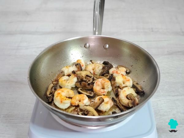Recette Spaghetti aux crevettes et champignons : un plat facile qui ressemble à un restaurant et qui se prépare en quelques minutes - Étape 3