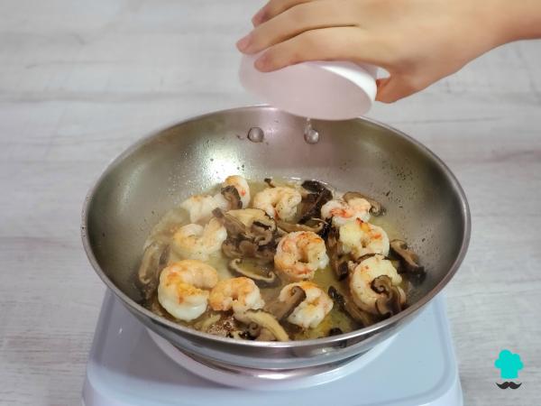 Recette Spaghetti aux crevettes et champignons : un plat facile qui ressemble à un restaurant et qui se prépare en quelques minutes - Étape 4