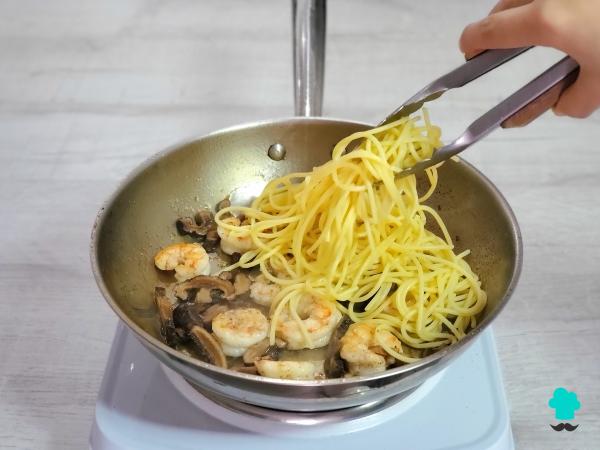 Recette Spaghetti aux crevettes et champignons : un plat facile qui ressemble à un restaurant et qui se prépare en quelques minutes - Étape 5
