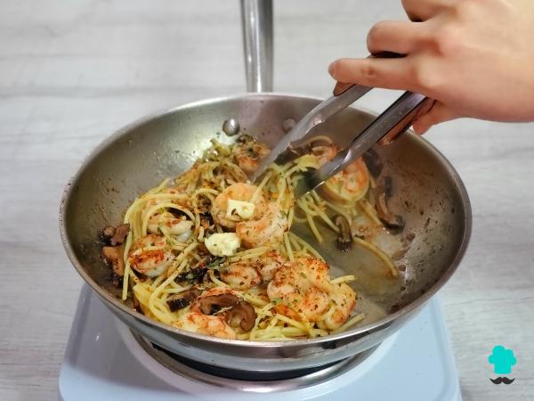 Recette Spaghetti aux crevettes et champignons : un plat facile qui ressemble à un restaurant et qui se prépare en quelques minutes - Étape 6