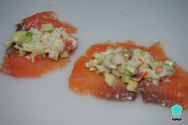 Recette de Rouleaux de Saumon Fumé Farcis à la Salade - Étape 5