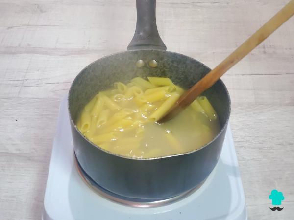 Recette de Macaroni carbonara à la crème : le plat de pâtes qui ne manque jamais, maintenant avec une sauce encore plus crémeuse - Étape 1