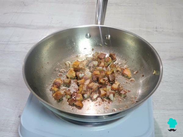 Recette de Macaroni carbonara à la crème : le plat de pâtes qui ne manque jamais, maintenant avec une sauce encore plus crémeuse - Étape 2