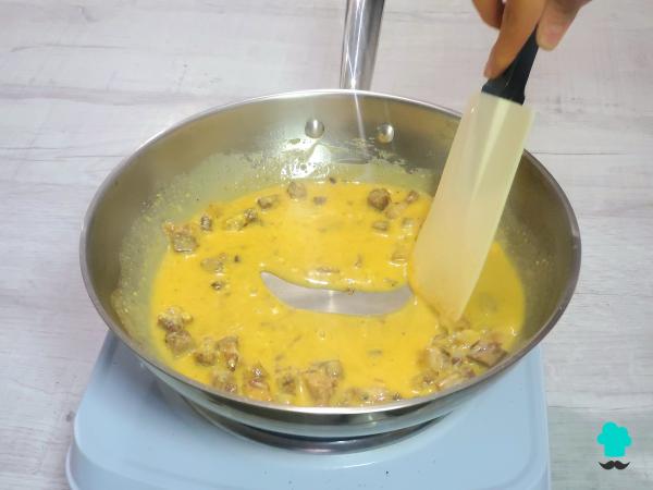 Recette de Macaroni carbonara à la crème : le plat de pâtes qui ne manque jamais, maintenant avec une sauce encore plus crémeuse - Étape 5