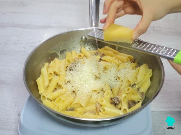 Recette de Macaroni carbonara à la crème : le plat de pâtes qui ne manque jamais, maintenant avec une sauce encore plus crémeuse - Étape 7