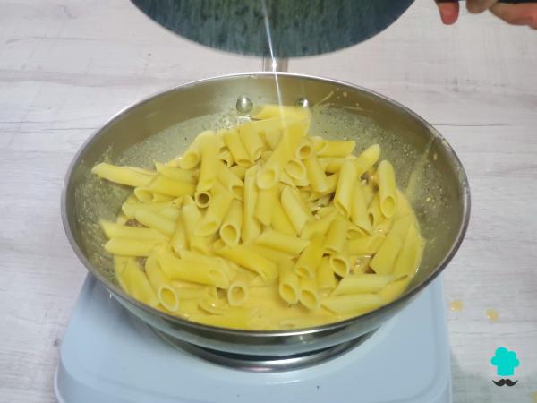 Recette de Macaroni carbonara à la crème : le plat de pâtes qui ne manque jamais, maintenant avec une sauce encore plus crémeuse - Étape 6