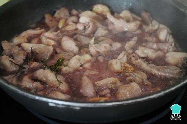 Recette de Pâte Feuilletée Farcie au Poulet à l'Ail - Étape 4