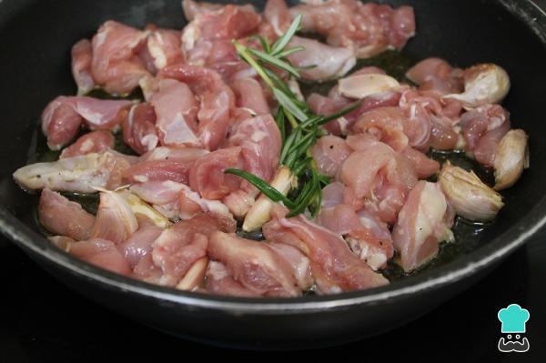 Recette de Pâte Feuilletée Farcie au Poulet à l'Ail - Étape 3
