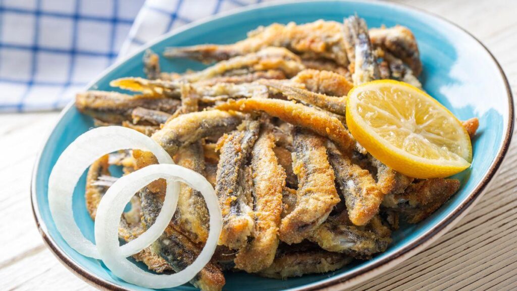 Les chefs andalous sont d'accord : « Le poisson frit n'est pas pané, il est plus croustillant et plus juteux avec de la farine de blé, des pois chiches et de la farine spéciale pour la friture. »