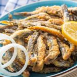 Les chefs andalous sont d'accord : « Le poisson frit n'est pas pané, il est plus croustillant et plus juteux avec de la farine de blé, des pois chiches et de la farine spéciale pour la friture. »