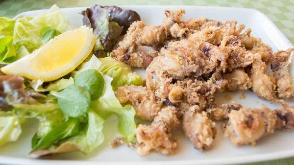 Les chefs andalous sont d'accord : « Le poisson frit n'est pas pané, il est plus croquant et juteux avec du blé, des pois chiches et de la farine spéciale pour la friture » - Le choix de la farine fait la différence entre une pâte légère et une pâte lourde.