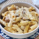 Recette de Macaroni carbonara à la crème : le plat de pâtes qui ne manque jamais, maintenant avec une sauce encore plus crémeuse