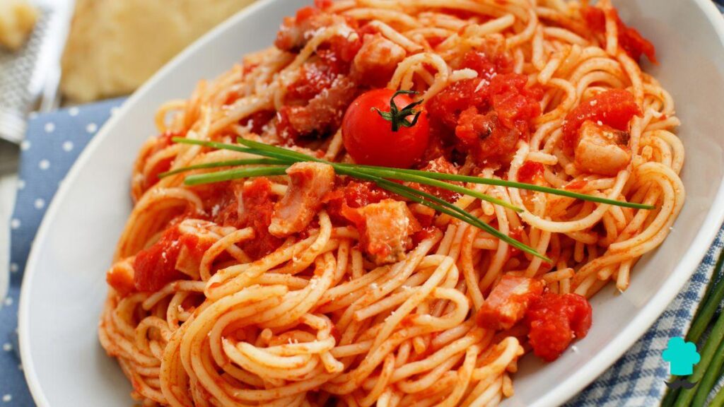 Recette de pâtes Amatriciana : l'astuce pour obtenir une guanciale croustillante et une sauce spectaculaire
