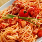 Recette de pâtes Amatriciana : l'astuce pour obtenir une guanciale croustillante et une sauce spectaculaire