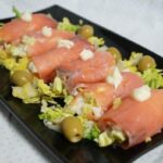 Recette de rouleaux de saumon fumé farcis à la salade