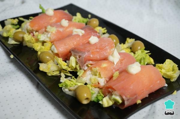 Recette de rouleaux de saumon fumé farcis à la salade