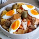 Recette de salade de pâtes au poulet et aux œufs : un plat facile et parfait pour les journées chaudes