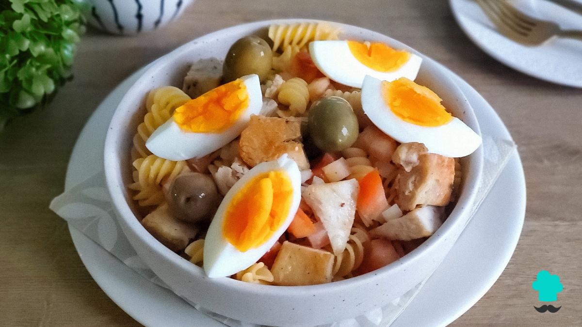 Recette de salade de pâtes au poulet et aux œufs : un plat facile et parfait pour les journées chaudes