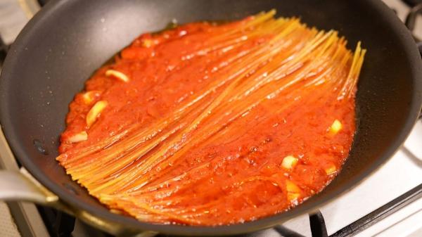 Roberta, cuisinière italienne, sur le secret des authentiques « spaghettis tueurs » : « Les pâtes ne sont pas toujours bouillies, ici elles brûlent » - Pourquoi ces pâtes italiennes sont spéciales 