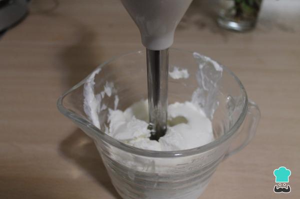 Recette de Rouleau de fromage à la crème aux tomates et basilic - Étape 8