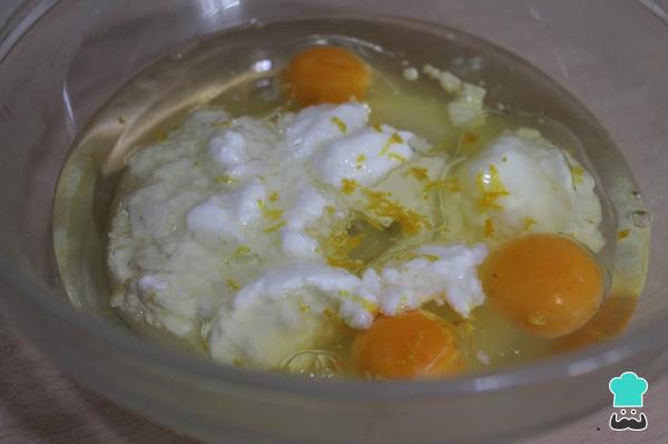 Recette de Gâteau aux Pêches au Sirop - Étape 1