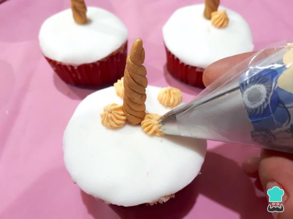 Recette de Cupcakes Licorne avec Fondant - Étape 5