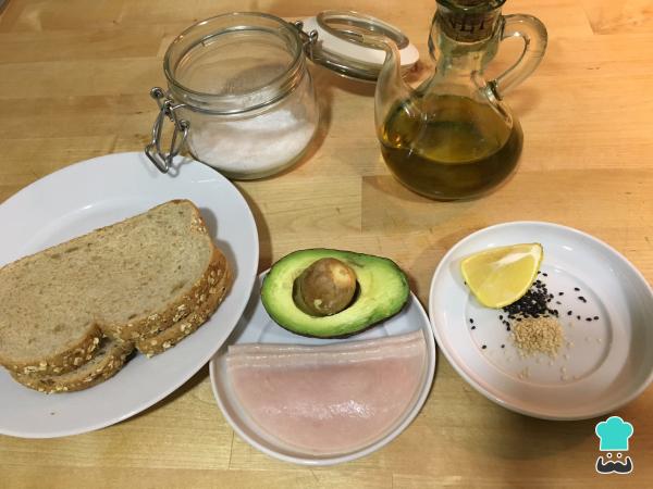 Recette de toasts à l'avocat et à la dinde - Étape 1