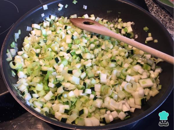 Recette de Feuilleté de poireaux, chèvre, courgettes et crevettes - Étape 1