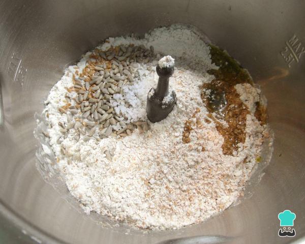 Recette de pain complet maison à la levure sèche - Étape 1