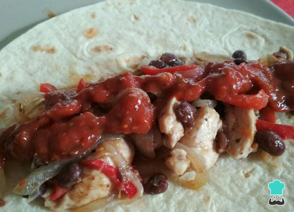 Recette de Fajitas au poulet, chili, tomate et oignon - Étape 4