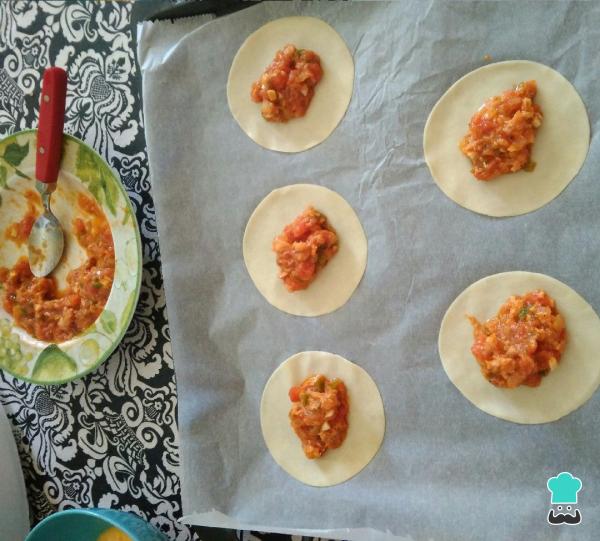 Recette de Dumplings au Thon, Oignons et Poivres - Étape 2
