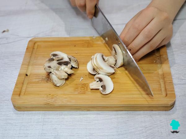 Recette de Lasagnes au poulet et champignons : facile, crémeuse et très juteuse - Étape 1