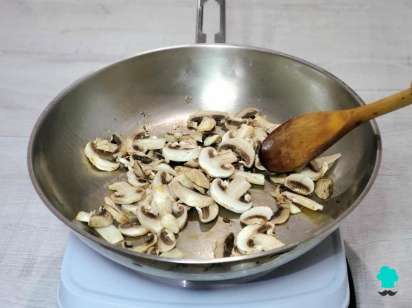 Recette de Lasagnes au poulet et champignons : facile, crémeuse et très juteuse - Étape 2