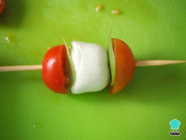 Recette Brochettes de tomates cerises, fromage et basilic - Étape 3